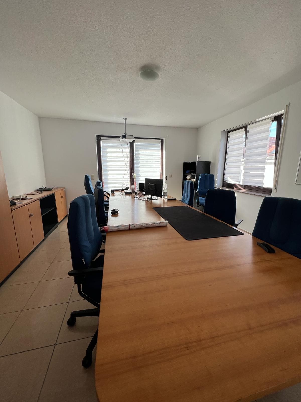 Seminarraum mit großen Tischen